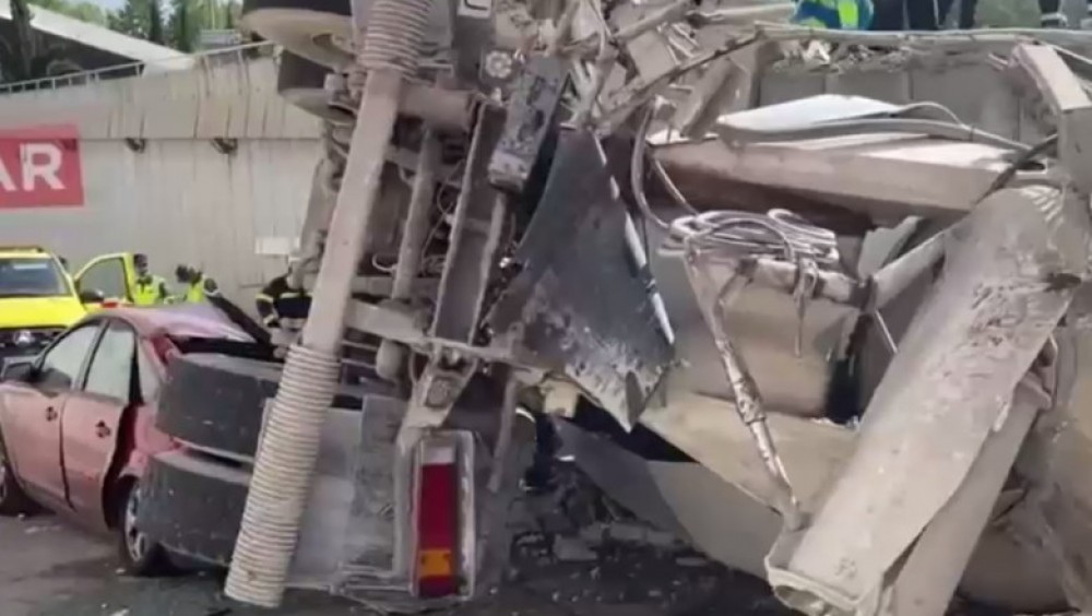 Accident grav în Spania: O betonieră a căzut peste un autoturism după ce a rupt un parapet din beton